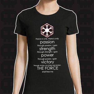 Puede incluir: Camiseta negra con un gráfico blanco del símbolo de Star Wars y una cita: "La paz es una mentira, solo hay pasión. A través de la pasión, gano fuerza. A través de la fuerza, gano poder. A través del poder, gano la victoria. A través de la victoria, mis cadenas se rompen. LA FUERZA me liberará."