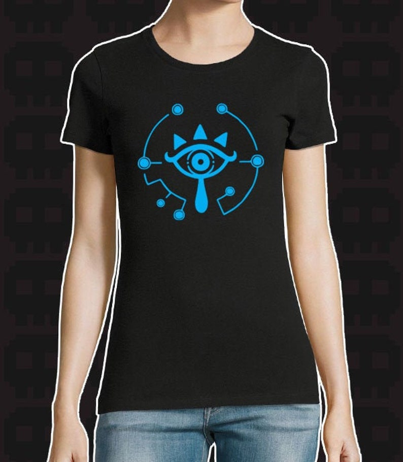 K&ouml;nnte beinhalten: Ein schwarzes T-Shirt mit einem blauen Motiv eines stilisierten Auges mit einer Tr&auml;ne und einem Kreis aus Punkten darum.