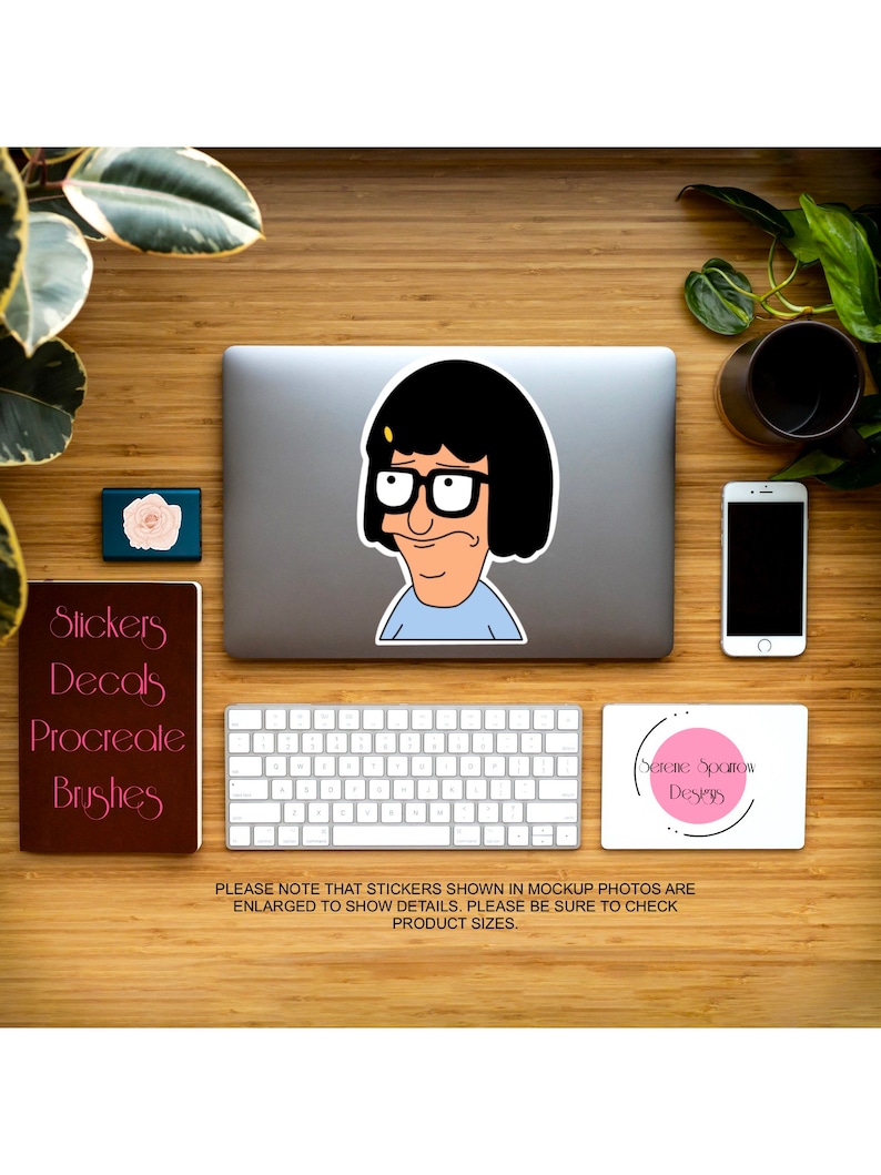 Puede incluir: Una ilustraci&oacute;n digital de un personaje de dibujos animados con cabello negro, gafas y una camisa azul. La imagen es una pegatina para usar con una computadora port&aacute;til, un tel&eacute;fono u otra superficie lisa. El texto "Serene Sparrow Designs" es visible en la imagen.