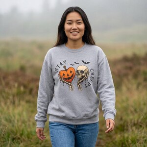 Bluza Stay Creepy Halloween | Bluza z okrągłym dekoltem w stylu vintage z motywem dyni szkieletowej | Bluza gotycka na jesień dla kobiet