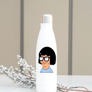 Puede incluir: Botella de agua de acero inoxidable blanca con una imagen de dibujos animados de una mujer con cabello negro y gafas. La mujer lleva una camisa azul.