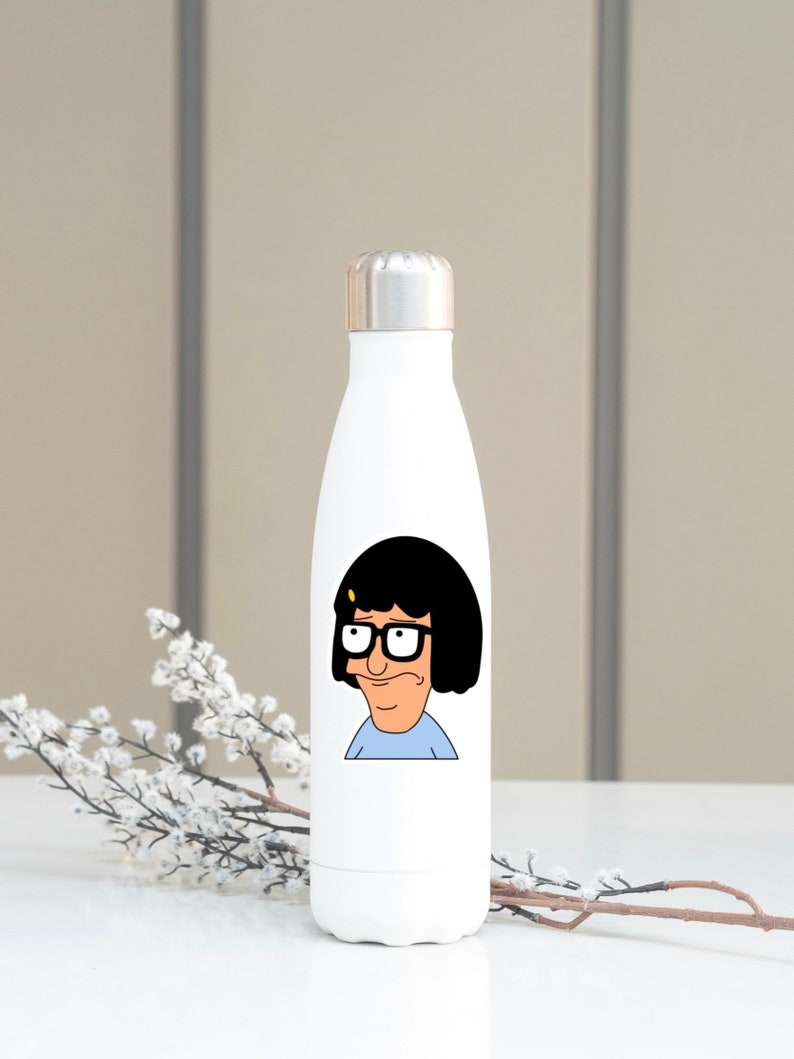 Puede incluir: Botella de agua de acero inoxidable blanca con una imagen de dibujos animados de una mujer con cabello negro y gafas. La mujer lleva una camisa azul.