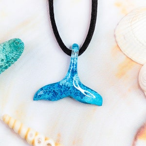 Collier pendentif animaux de l&#39;océan réglable, tour de cou en résine de plage de queue de dauphin tropical Surfer, bijoux de mammifère marin en résine bleue cadeau unisexe
