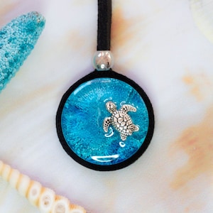 Turtle round resin pendant, Sea animal necklace for wife, Resin jewelry with ocean design, Gorgeous necklace gift for surfer sea lover