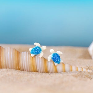 Orecchini a bottone tartaruga blu da spiaggia, orecchini tartaruga blu minimalisti, gioielli in resina con animali dell&#39;oceano, regalo animale marino per amanti del surf