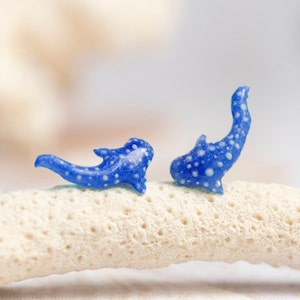 小さな海の動物のイヤリング、手作りの愛らしい動物のスタッドイヤリング、女性用のシロナガスクジラのジュエリー、サメ好きの方へのジュエリーギフト
