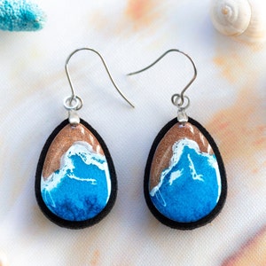 Sierlijke druppelvormige strandoorbellen, zeegolven harsoorbellen vrouw, oceaanhars sieradenaccessoires, blauwe thema-sieradencadeaus voor moeder