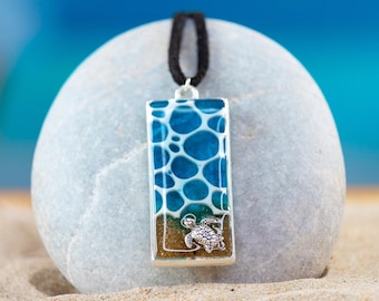 Colgante temático marino con arena real, Delicado colgante de resina marina turquesa, Joyería de resina de arena blanca, Collar de mar azul para costeros