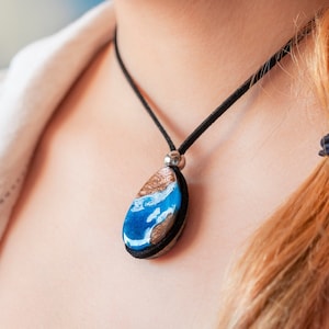 Kust oceaan hars ketting, zeeblauwe traan hanger, golf zee strand hanger, uniseks zee ketting voor surfers, blauwe zee cadeau voor man
