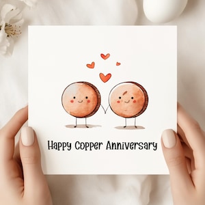 Könnte beinhalten: Eine weiße Karte mit dem Text "Happy Copper Anniversary" zeigt eine Aquarellillustration von zwei lächelnden, runden Figuren, die sich an den Händen halten, mit drei kleinen roten Herzen über ihnen. Die Figuren sind kupferfarben mit braunen Umrissen.