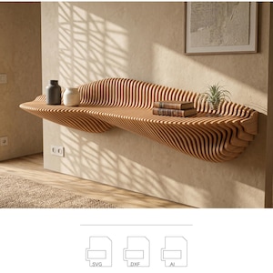 Puede incluir: Estantería de pared de madera con forma de onda y diseño en capas. La estantería es de color marrón claro y contiene dos libros, una pequeña planta en un jarrón de cristal y dos jarrones decorativos. La estantería está montada en una pared beige.