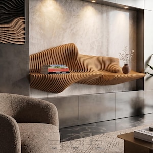 Peut inclure: Étagère murale moderne en bois avec un design ondulé unique. L'étagère est faite de lattes de bois verticales et contient une pile de livres et un petit vase avec des fleurs. L'étagère est fixée à un mur de couleur claire.
