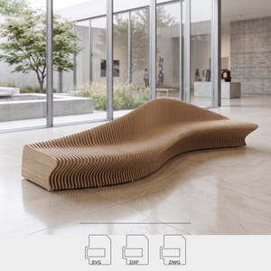 Puede incluir: Banco de madera clara con forma de onda. El banco tiene un diseño contemporáneo, hecho de madera en capas. Está situado en un edificio moderno con grandes ventanales. El diseño del banco es adecuado para uso en interiores o exteriores. El banco mide unos 300 cm de largo.