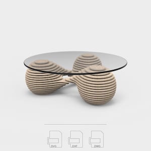 Puede incluir: Una mesa de centro moderna con una tapa de vidrio transparente sostenida por tres bases de madera clara y en capas. Las bases son esféricas y están conectadas, creando un diseño único. Adecuada para una sala de estar. Medidas en cm.