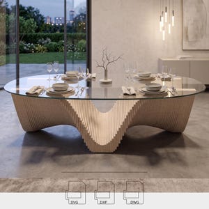 Könnte beinhalten: Ovaler Esstisch mit klarer Glasplatte und strukturierter Basis aus hellen, vertikal gestapelten Materialien. Der Tisch ist für sechs Personen gedeckt. Der Tisch ist etwa 183 cm lang. Modernes Interior Design.