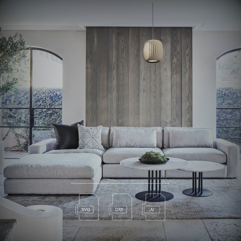 K&ouml;nnte beinhalten: Ein wei&szlig;es Ecksofa mit einem grauen Teppich und einem Holz-Couchtisch mit einer gr&uuml;nen Pflanze darauf. Eine Holz-Pendelleuchte h&auml;ngt &uuml;ber dem Couchtisch.