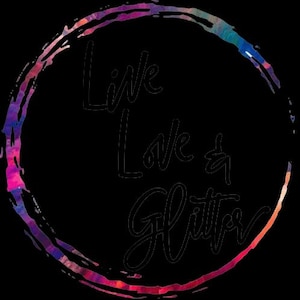 Puede incluir: Gr&aacute;fico negro con las palabras "Live Love & Glitter" en cursiva. Las palabras est&aacute;n dentro de un c&iacute;rculo de estilo acuarela con tonos rosas, morados y azules.