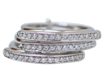 Anillo de moda con diamantes y oro blanco de 18 quilates.