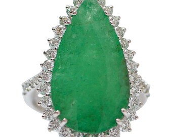 Anillo de oro blanco de 18 quilates con esmeralda, diamantes y diamantes.