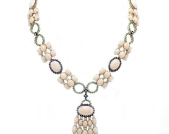 Forme ovale Coraux roses, Saphirs, Émeraudes, Diamants, Collier en or rose 14K