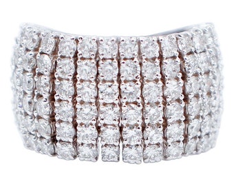 Anillo con diamantes de 3,29 quilates y banda de oro blanco de 18 quilates.