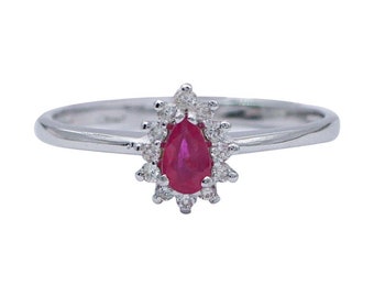 Rubin, diamanter, 18 karat vitguldsring i modern stil