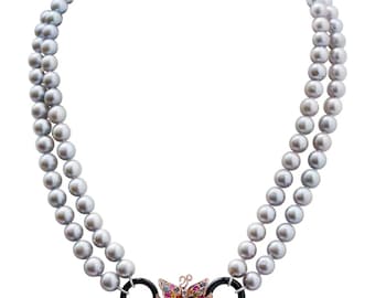 Collar de perlas, diamantes, ónix, rubíes, esmeraldas, zafiros, oro y plata.