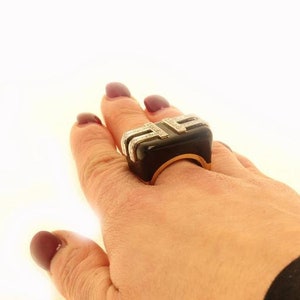 Diamantes, esmalte preto, ouro amarelo e anel de platina imagem 6