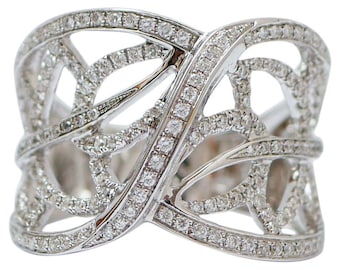 Anillo con diamantes y banda de oro blanco de 18 quilates.