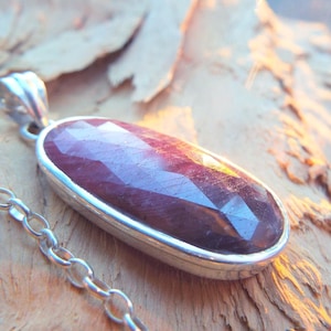 Smycken i sterlingsilver med rubin, hänge, röd ädelsten, kristall, handgjort vintagehalsband, unikt, sällsynt, bohemiskt