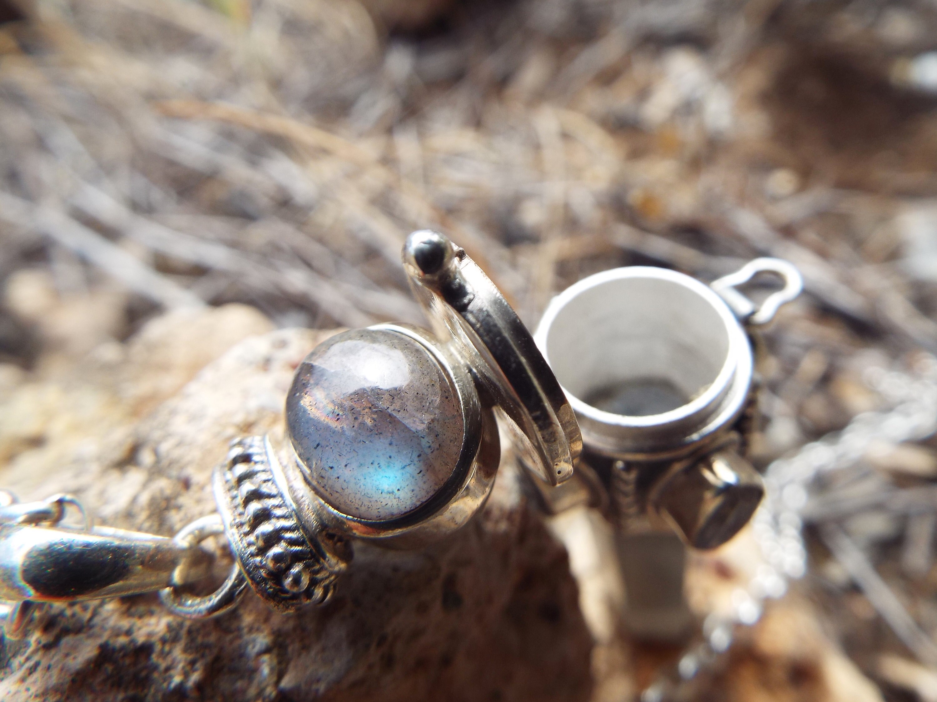 Collana Artigianale In Labradorite Naturale – Ciondolo In Pietra Di Luna Con Corda Di Cera Regolabile – Gioiello Retrò Unico (74 Cm)