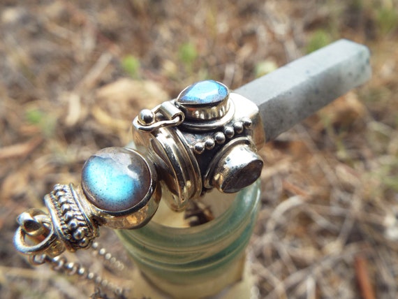 Collana con ciondolo in labradorite intagliata naturale su corda di