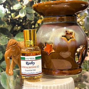 Essentiële olie van sandelhout (C): 10 ml. Natuurlijk zacht zoet houtachtig aroma. Ideaal voor geurverspreider, roll-on skin, crème en autogeur. afbeelding 1