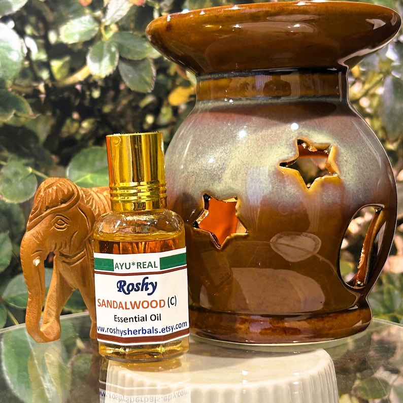 Essentiële olie van sandelhout (C): 10 ml. Natuurlijk zacht zoet houtachtig aroma. Ideaal voor geurverspreider, roll-on skin, crème en autogeur. afbeelding 1