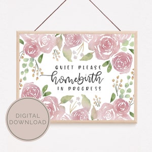 Puede incluir: Un letrero rectangular de madera con el texto "QUIET PLEASE homebirth IN PROGRESS" en escritura negra. El letrero está rodeado de rosas de acuarela en tonos rosa y verde. Un círculo de descarga digital está en la esquina inferior izquierda.