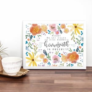 Puede incluir: Una impresión enmarcada en blanco con un diseño floral y el texto "Por favor, no llame ni toque el timbre Parto en casa en curso".