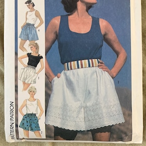 以下が含まれることがあります： シンプルシ縫製パターン番号6896、サイズ8-10-12、ヨーロッパサイズ36-38-40。パターンは、丸首の白いトップと、刺繍のトリムが付いた白いショートパンツを特徴としています。パターンは「アリ・マッグロー」の署名入りです。