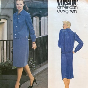 Op de afbeelding: Een naaipatroon voor een blauwe rokpak met een jasje en rok. Het patroon is van Adele Simpson en is van Vogue American Designers. Het patroonnummer is 2656.