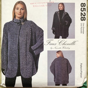 Puede incluir: Un patrón de costura para un abrigo largo, gris y negro con tejido de imitación chenilla. El patrón es de McCall's y se llama "Faux Chenille" de Nannette Helmberg. El número del patrón es 8528.