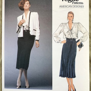Puede incluir: Patrón de costura Vogue Patterns American Designer n.º 1483 de Adele Simpson. El patrón incluye una chaqueta blanca con ribetes negros, una falda negra y una blusa blanca con lazo. La modelo lleva un cinturón negro y tacones negros.