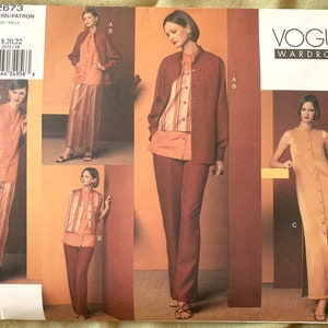 Może przedstawiać: Wzór szycia na sukienkę i kurtkę. Wzór pochodzi z Vogue Wardrobe, a jego numer to 2673. Wzór zawiera instrukcje szycia sukienki bez rękawów z zapięciem na guziki z przodu i kurtki z długimi rękawami z kołnierzem mandaryńskim.