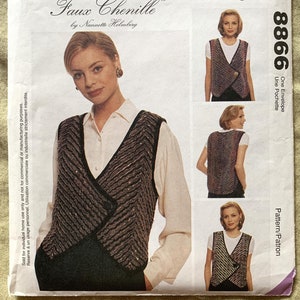 Puede incluir: Un patrón de costura para un chaleco de imitación de chenilla. El patrón es de McCall's y se llama "Faux Chenille" de Nannette Holmberg. El número del patrón es 8866.