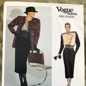 Könnte beinhalten: Vogue Patterns Paris Original Schnittmuster für einen schwarzen Rock und eine Jacke mit rotem, schwarzem und weißem Blumendruck. Das Schnittmuster wurde von Emanuel Ungaro entworfen und trägt die Nummer 1468.