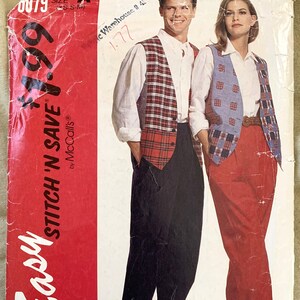Könnte beinhalten: Ein Schnittmuster für eine Weste mit einem rot-schwarzen Karomuster und einem blau-weißen Muster. Das Schnittmuster trägt den Titel "Easy Stitch 'N Save" von McCall's. Der Preis beträgt 1,99 €.
