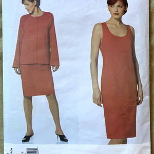 Puede incluir: Un patrón de costura para un vestido sin mangas y una chaqueta con falda. El patrón es de Calvin Klein, Vogue American Designer. El número de patrón es 2310 y las tallas son 12, 14 y 16.