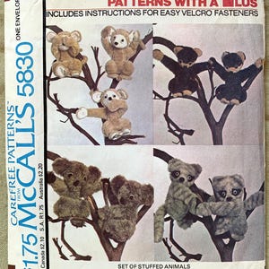 Puede incluir: Un patrón de costura para un conjunto de animales de peluche. El patrón incluye instrucciones para cierres de velcro fáciles. El patrón es para un mono, un koala y un mapache.