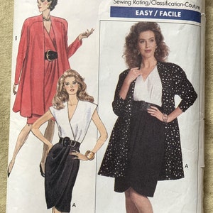 Op de afbeelding: Een naaipatroon voor een rok en jas voor dames. Het patroon is van Butterick en is maat 14-16-18. Het patroon is geclassificeerd als gemakkelijk te naaien.