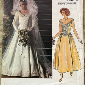 Może przedstawiać: Wzorzec szycia vintage Vogue Bridal Original do sukni ślubnej. Wzorzec przedstawia dwa różne style sukienek, jedną z długą, falującą spódnicą, a drugą z krótszą, bardziej dopasowaną spódnicą. Numer wzorca to 1677.