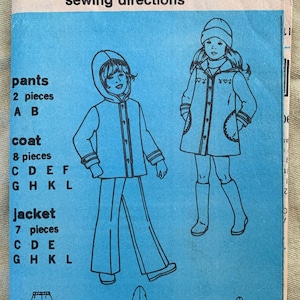 Könnte beinhalten: Ein Schnittmuster für einen Mantel, eine Jacke und eine Hose. Das Schnittmuster ist für Simplicity Schnittmuster Nummer 7688. Das Schnittmuster enthält Anweisungen zum Zuschneiden und Nähen der Kleidungsstücke.