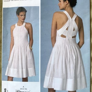 Peut inclure: Patron de robe blanche avec un décolleté halter et un dos croisé. Le patron est pour les tailles 6-8-10. Le patron est de Rebecca Taylor, une créatrice américaine.